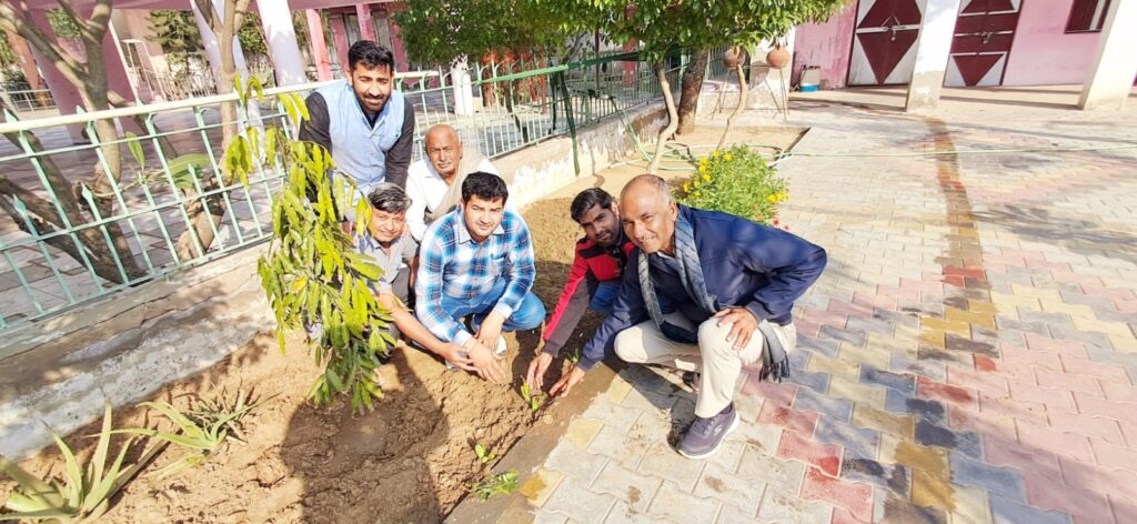 दादा छाजूवीर आश्रम गुढा के प्रांगण में फूलदार पौध लगाते संगठन के सद्स्य।